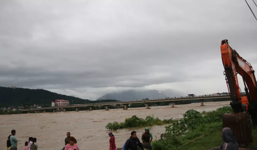 नारायणीमा जलसतह खतराको तहभन्दा माथि, बस्तीमा पस्न थाल्यो बाढी